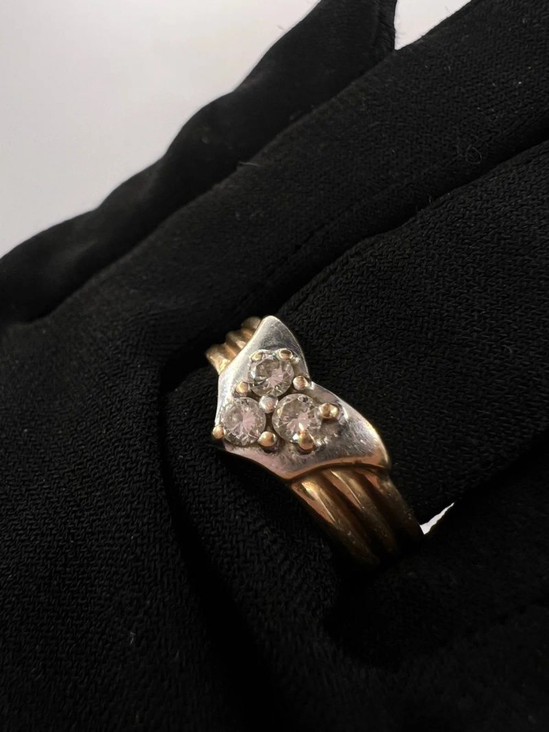 Золота каблучка з камінням 4.97г розмір 17.5 — фото 2