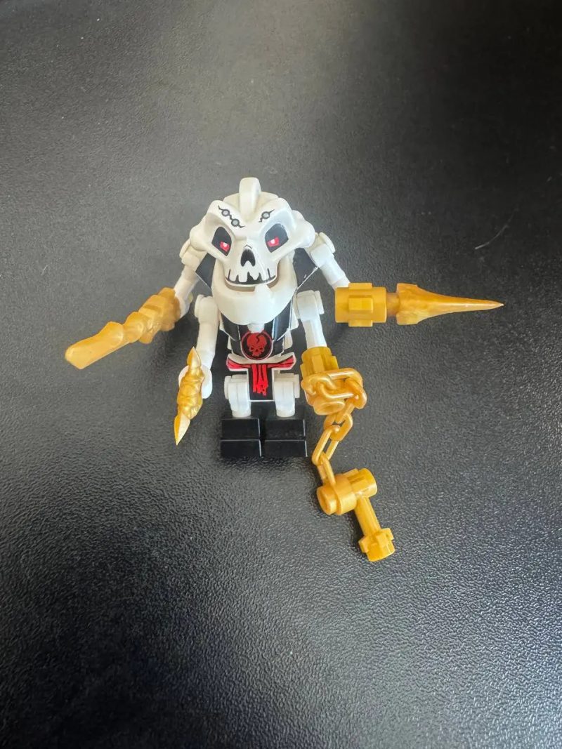 Минифигурка LEGO Ninjago Самукай 2011 года с золотым оружием — фото 2