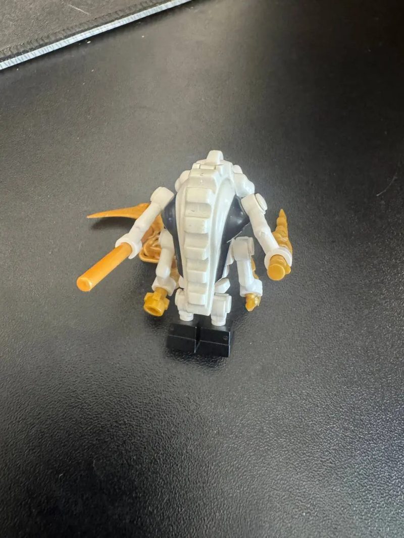 Минифигурка LEGO Ninjago Самукай 2011 года с золотым оружием — фото 3