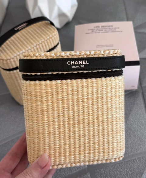 Плетеный бьюти-кейс Chanel Beauté из ротанга