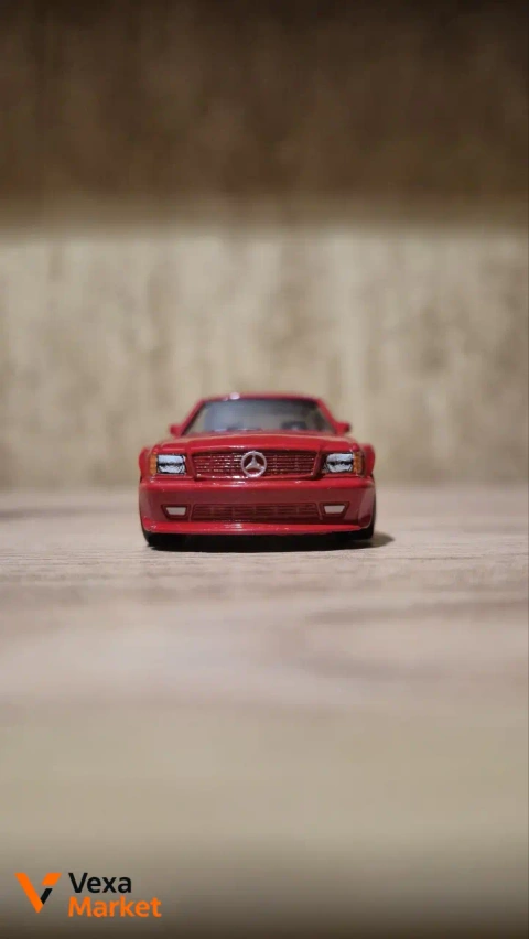 Модель автомобиля Mercedes-Benz красного цвета