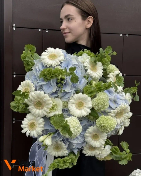 Букет "Ніжний подих" з гербер, молюцели, ранункулюсів та гортензії
