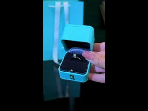Tiffany & Co. Кольцо с бриллиантом 0.30ct E/VS1 из 18К золота