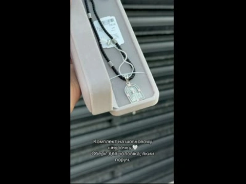 Серебряный комплект с золотыми вставками на шовковом шнурке