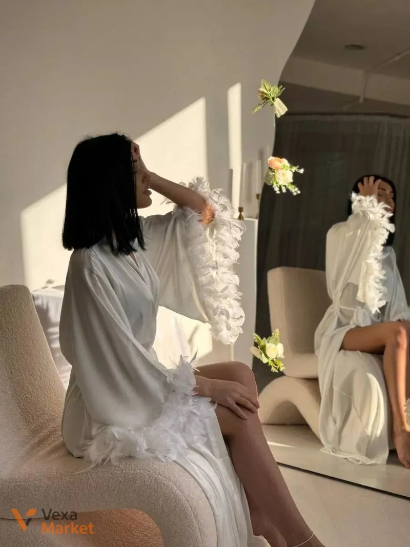 Атласный длинный халат "Наречена" с объемными рукавами в перьях — фото 3