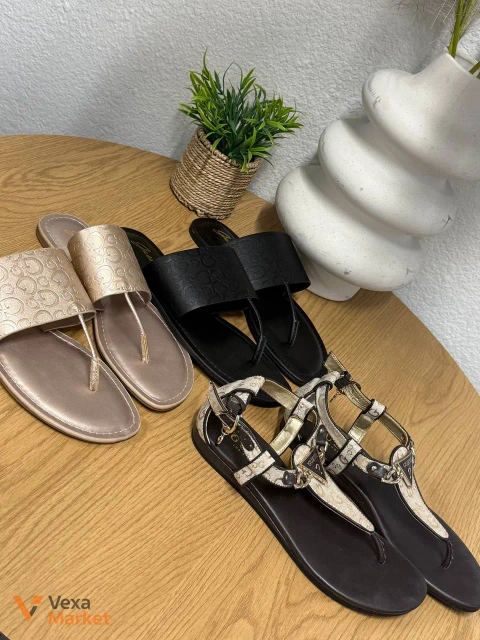 Босоніжки, шльопанці та в'єтнамки GUESS