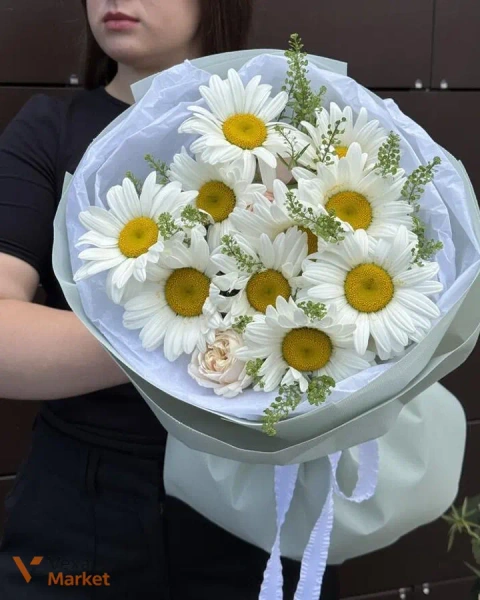 Букет из роз, ромашки и амаранта