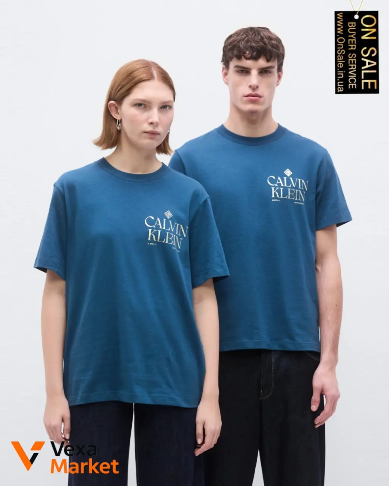 Футболка Calvin Klein Jeans з графічним принтом — фото 4