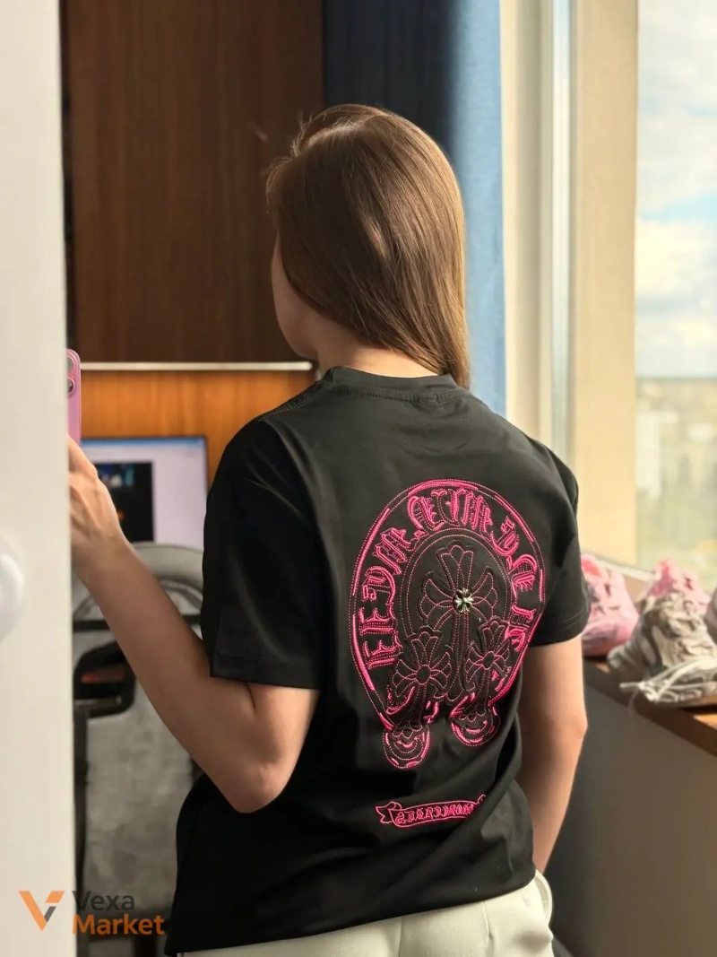 Футболка Chrome Hearts черная с розовым принтом — фото 3