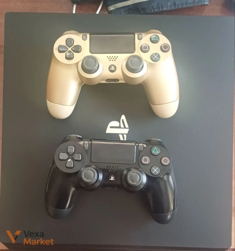 Игровая консоль PlayStation 4 Pro с двумя геймпадами