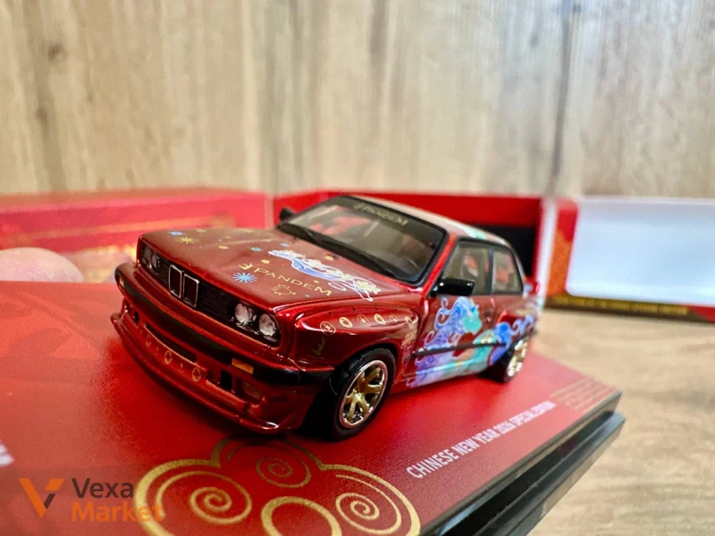 Коллекционная модель Inno64 BMW M3 E30 Chinese New Year Special Edition — фото 3