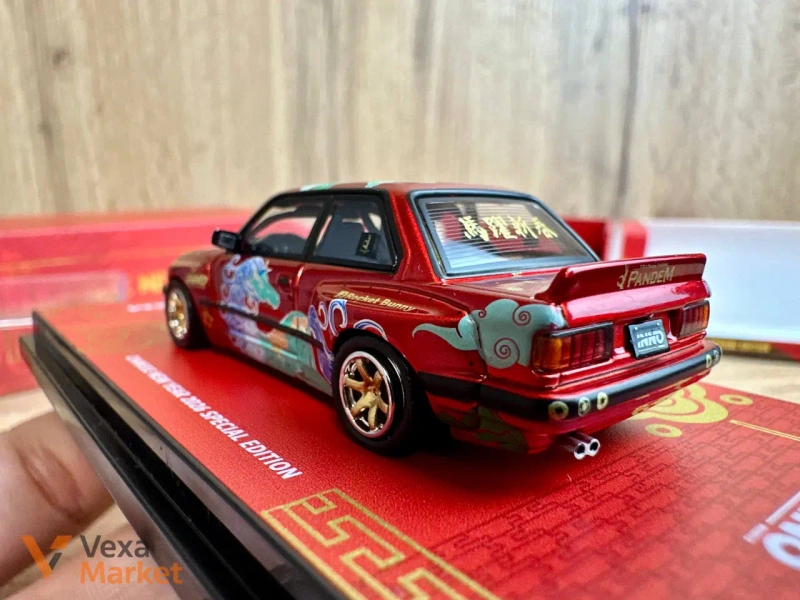 Коллекционная модель Inno64 BMW M3 E30 Chinese New Year Special Edition — фото 5