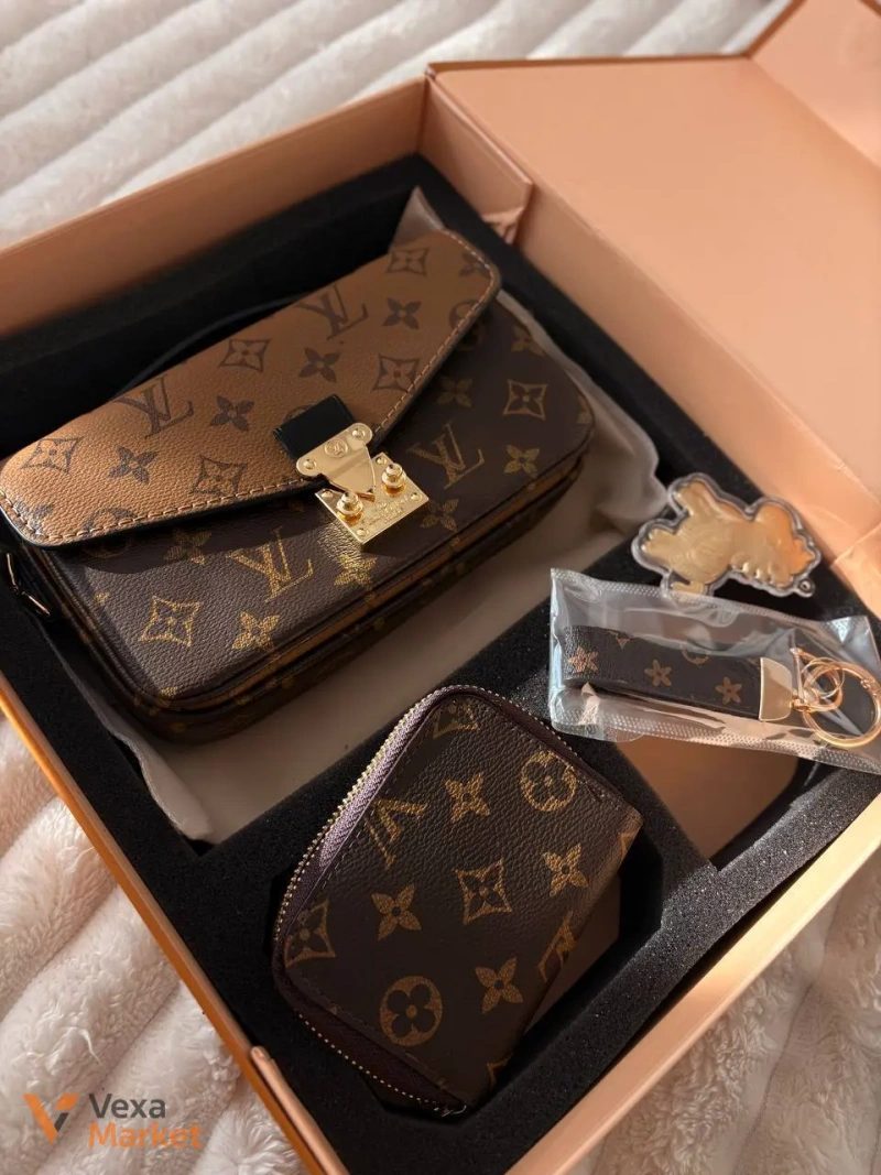 Подарунковий набір Louis Vuitton: сумочка, гаманець, два брелоки — фото 3