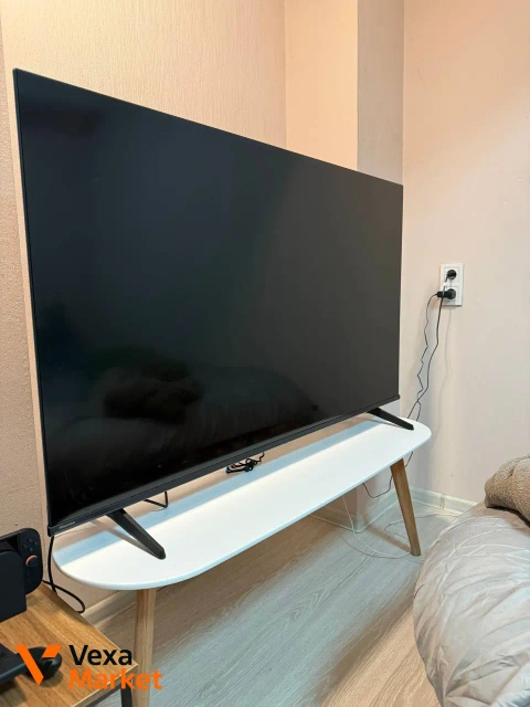 Телевізор Hisense 55A6Q з підставкою та ТВ столом