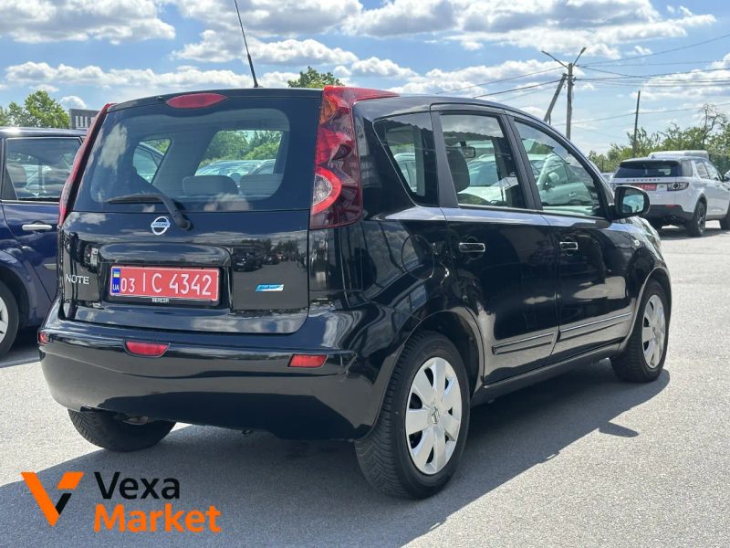 Nissan Note 2010 Бензин 1.4л Механика Черный — фото 2
