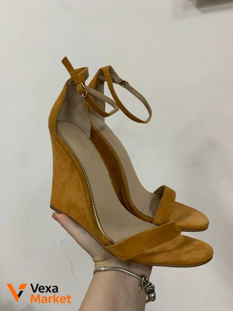 Босоножки Guess женские горчичные на танкетке размер 40