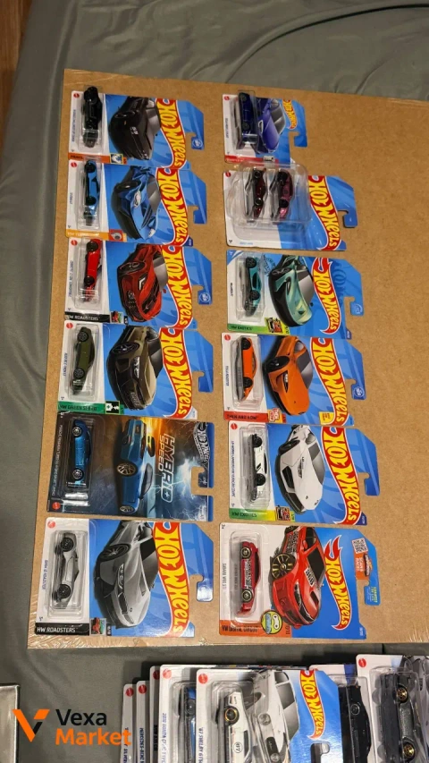 Колекційні моделі автомобілів Hot Wheels та Mini GT