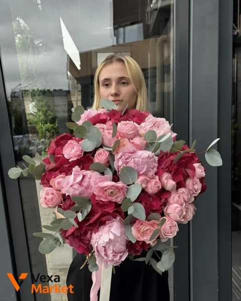 Елегантний букет з ранункулюса, піоновидних троянд та евкаліпта