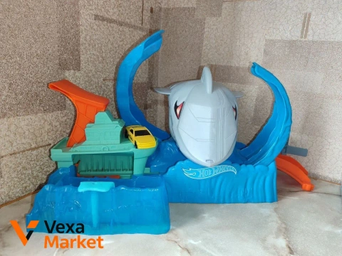 Трек Hot Wheels Голодная акула с машинкой, меняющей цвет