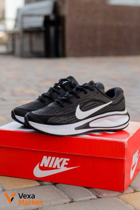 Nike Journey Run Black White