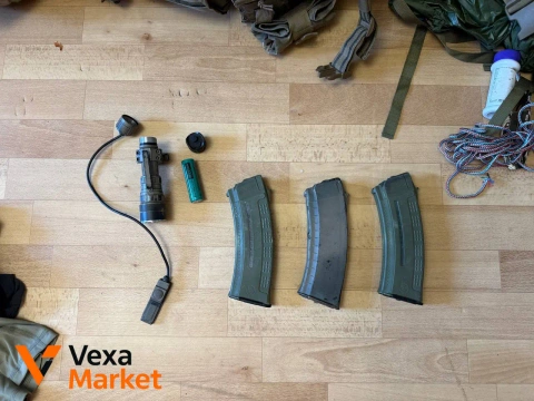 Комплект военного снаряжения: плитоноска, рюкзак, пояс, аптечки, магазины, фонарь, шлем