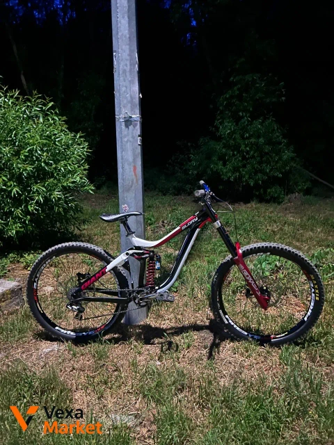 Giant Glory 2016 AL M 27.5" Downhill Bike