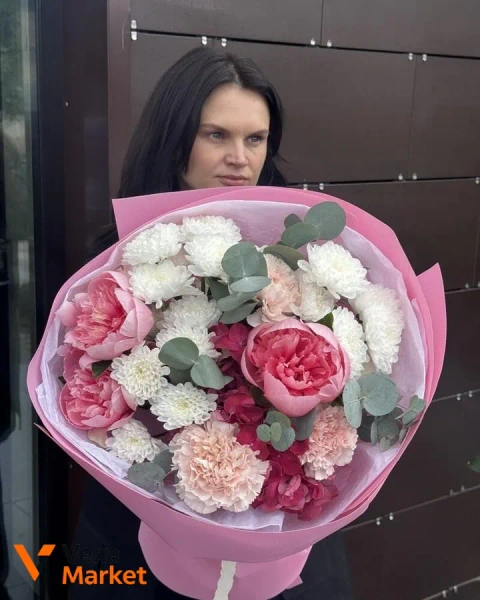 Букет из пионов, гортензии и эвкалипта