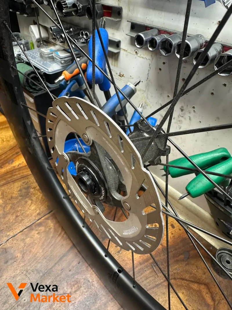 Переднее карбоновое колесо EliteWheels 80мм с тормозным диском Shimano — фото 4