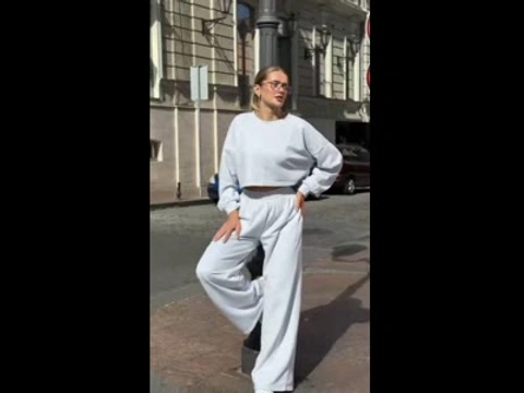 Трикотажный костюм-двойка: укороченный свитшот и брюки палаццо