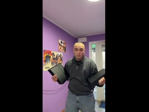 Прошита игровая приставка с геймпадом и кабелями