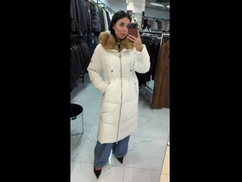 Зимовий пуховик з хутряною обробкою з куниці