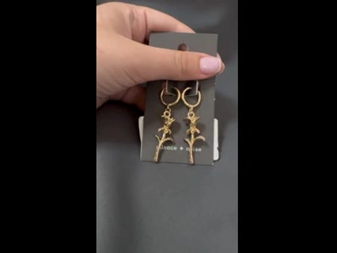 Сережки URBAN OUTFITTERS з підвісками у вигляді троянд