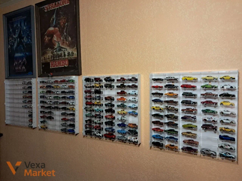 Акриловий бокс-вітрина для 50 машинок Hot Wheels 1:64, настінна полиця-органайзер — фото 2