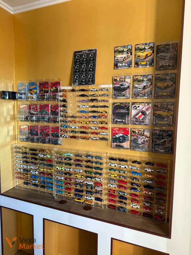 Акриловий бокс-вітрина для 50 машинок Hot Wheels 1:64, настінна полиця-органайзер — фото 3