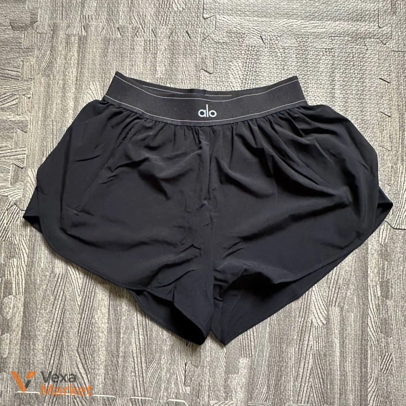 Alo Yoga одяг та аксесуари: пуловер, шорти та кепка — фото 2