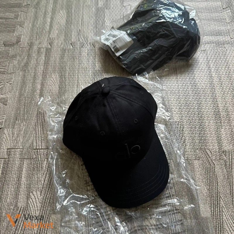 Alo Yoga одяг та аксесуари: пуловер, шорти та кепка — фото 3