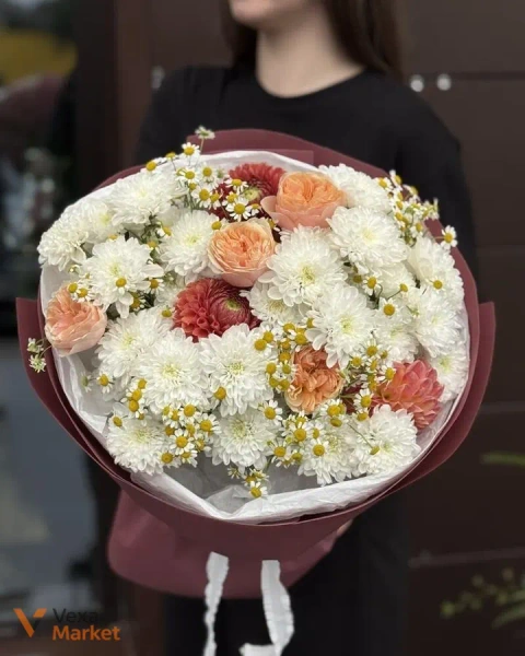 Букет из танацетума, роз и георгин