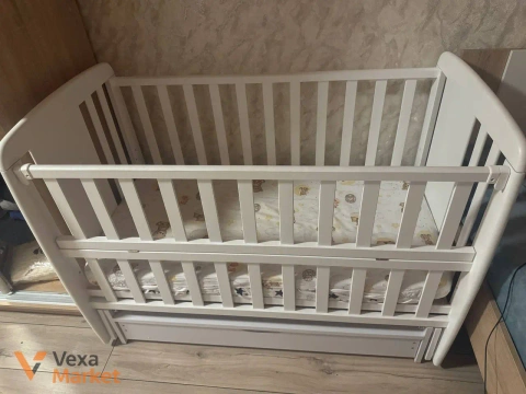 Детская кроватка с маятником и шухлядой