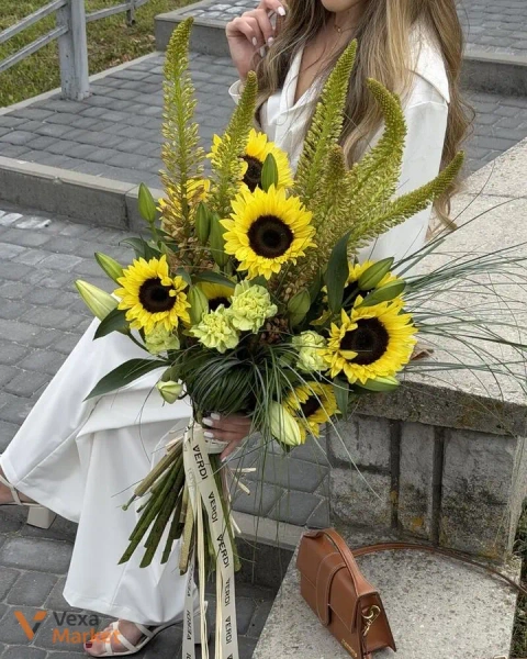 Елегантна святкова композиція з еремурусів, лілій, соняшників та гвоздик