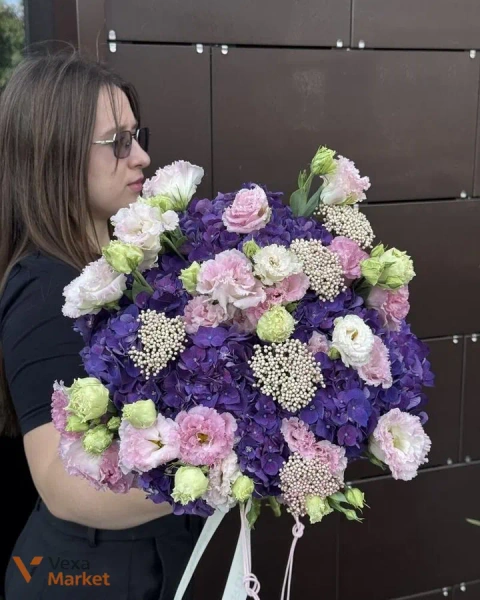 Композиція з гортензії, еустоми та озотамоса