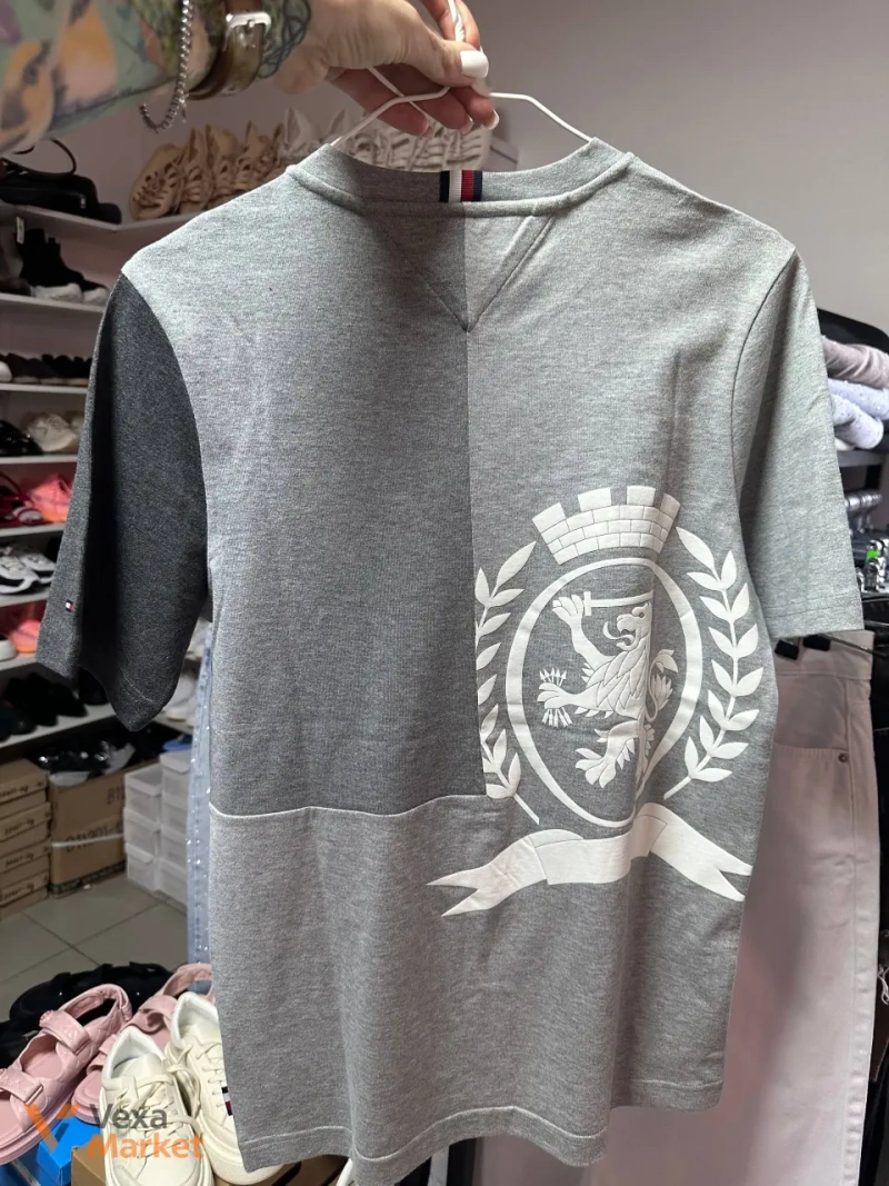 Мужская футболка Tommy Hilfiger из органического хлопка с вышивкой и принтами — фото 2