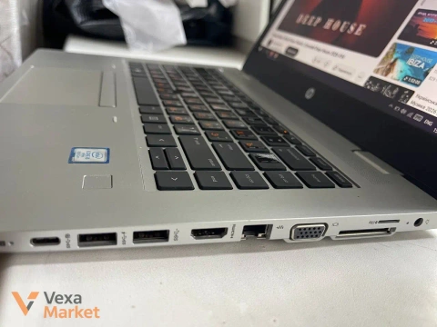 Ноутбук HP (модель не указана) с зарядным устройством и мышкой