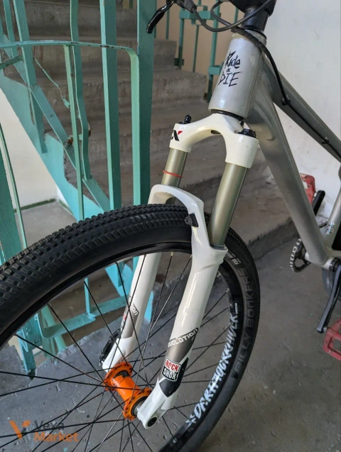 Повітряна вилка RockShox Revolution 110мм Dual Air