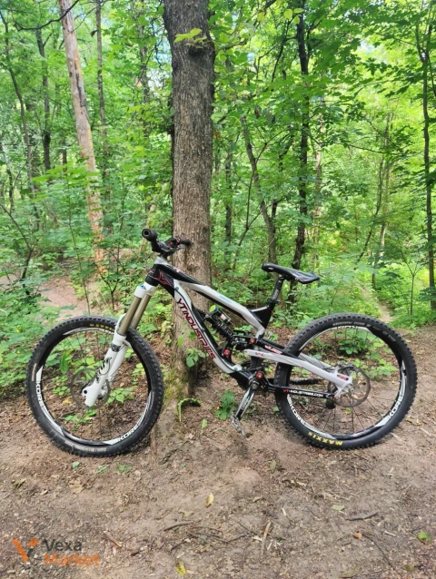 Рама YT TUES 2013 з амортизатором Rock Shox Kage RC та вилкою Fox Van 36