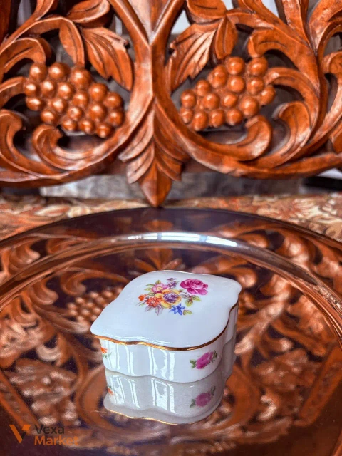 Шкатулка фарфоровая с цветочным узором