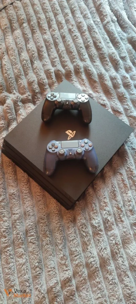 Sony PlayStation 4 Pro 1TB с двумя геймпадами