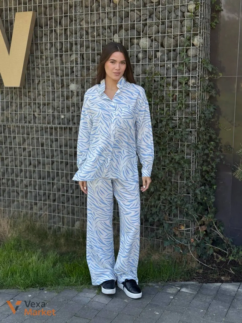 Стильний костюм оверсайз з льону з блакитним принтом — фото 3