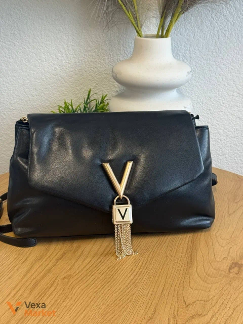 Valentino Bags чорна екошкіра з золотою підвіскою
