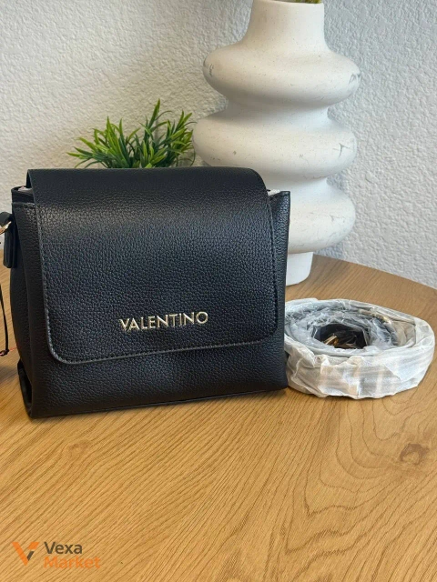 Valentino Bags елегантна чорна сумка з золотою фурнітурою