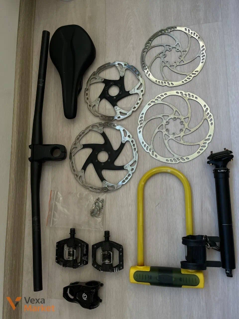 Велосипедні компоненти: ротори Shimano та Magura, винос Industry Nine, сідло Specialized, педалі Crank Brothers та ін.